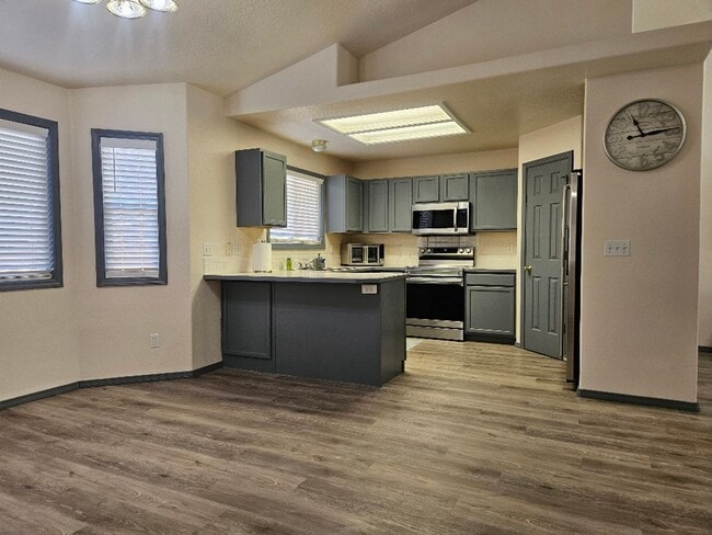 Building Photo - Cute Single Family Home
