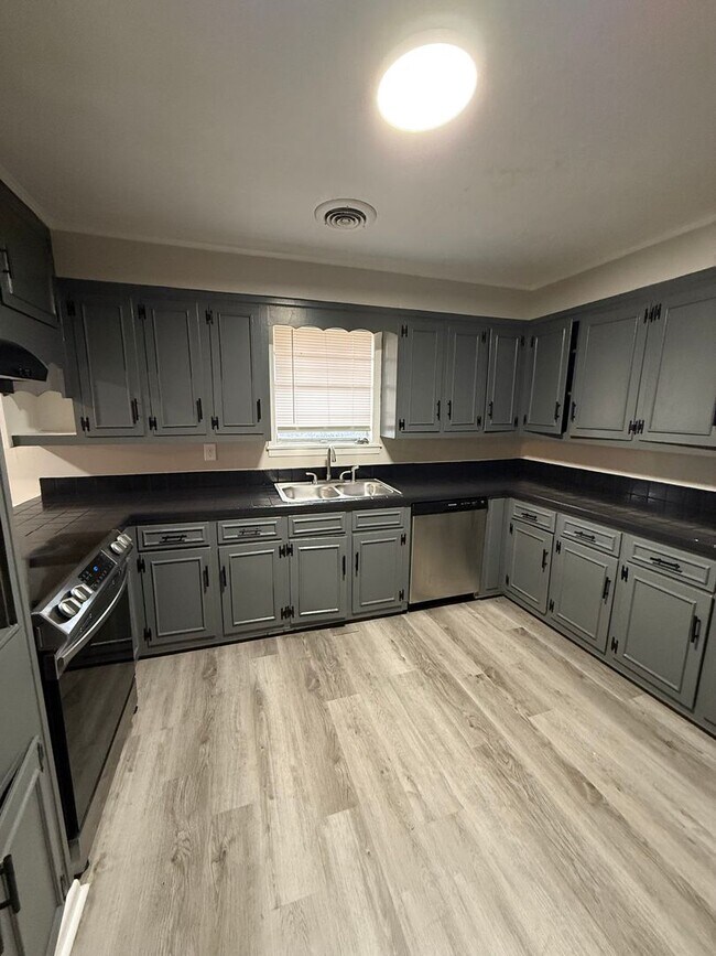 Building Photo - 451 S Thomas St