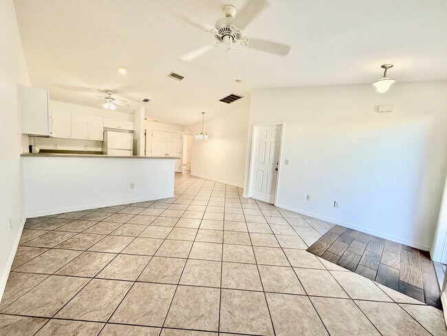 Foto del edificio - Well-maintained 3-bedroom, 2-bathroom, fenced and Flexible Lease Terms available duplex located i...