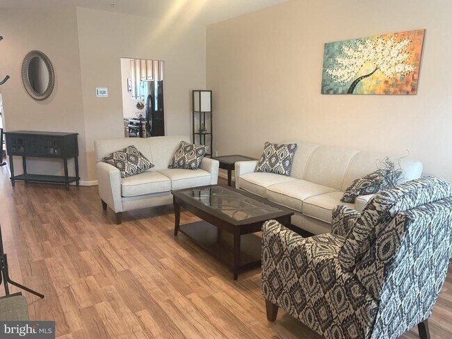Foto del edificio - Beautiful 3bd 3.5bth end of group garage t...