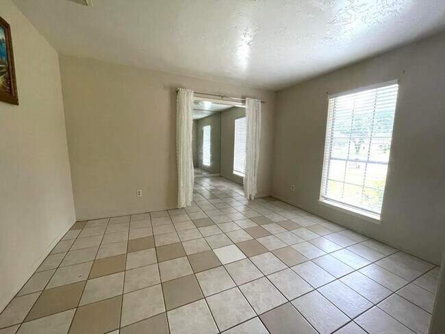 Building Photo - 11031 Silkwood Dr