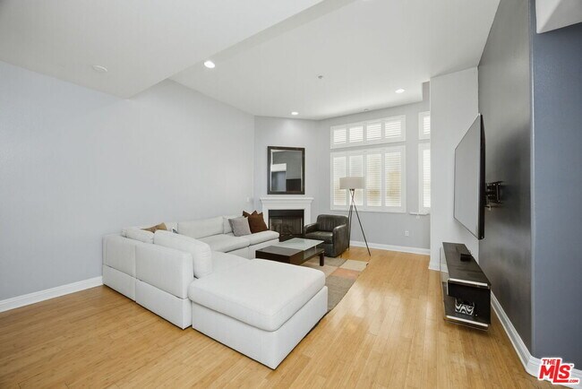 Foto del edificio - 2125 S Bentley Ave