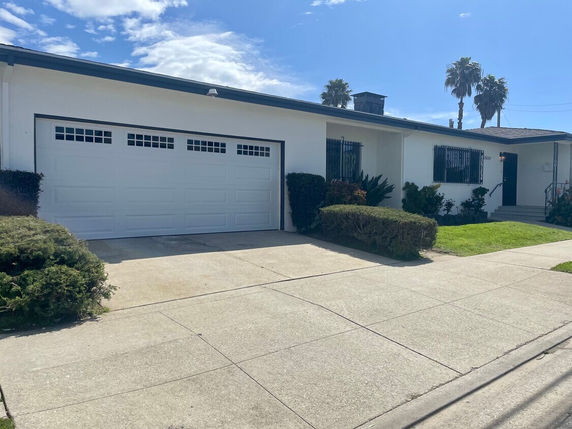 Foto principal - 12654 S Hoover St