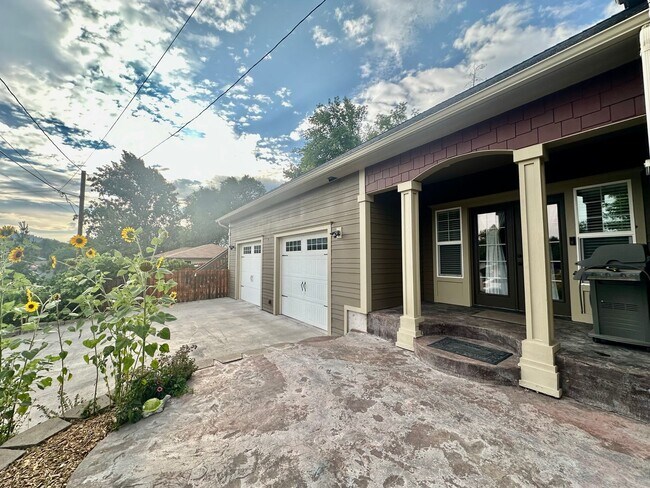 Building Photo - 3 Bdrm, 1.5 Bath Executive home with quest...