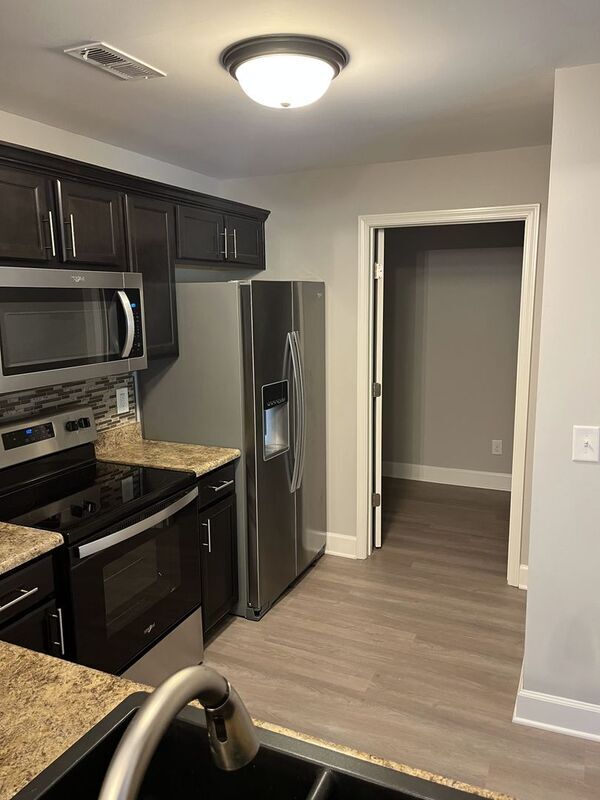 Building Photo - 8601 Peckham Ln