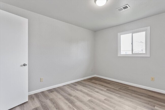 Foto del edificio - 340 Bench Blvd