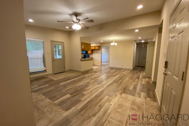 Building Photo - Rare 3-bed,2-bath, 1-story half duplex rec...