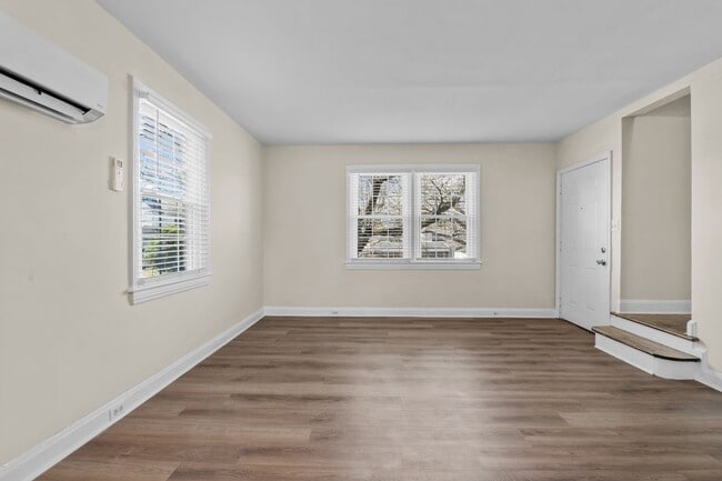 Building Photo - Spacious 1 Bedroom Duplex in Trinity Park,...