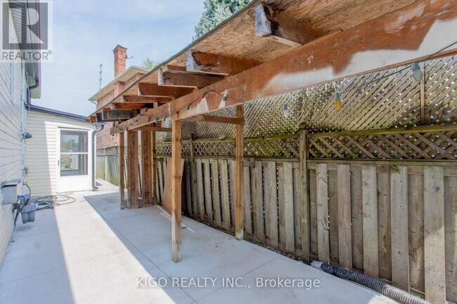 Building Photo - 1328 Cawthra Rd