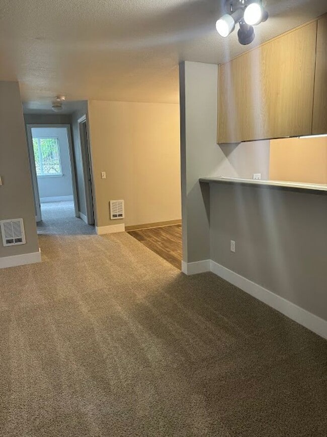 Building Photo - The ideal space to balance life, work and ...