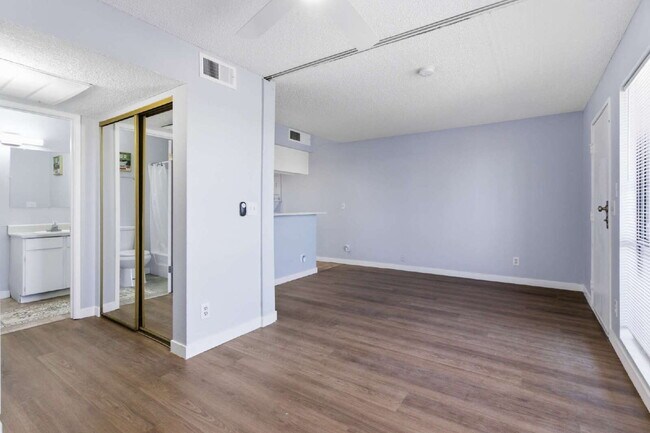 Foto del edificio - Top-floor studio apartment! Recently renovated with brand new flooring and paint throughout.