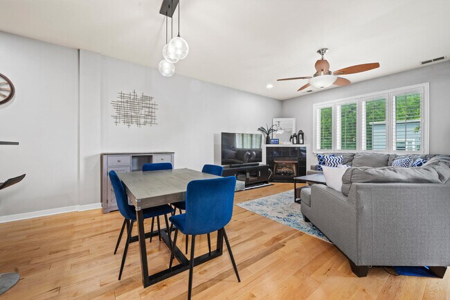 Foto del edificio - 3021 W Armitage Ave