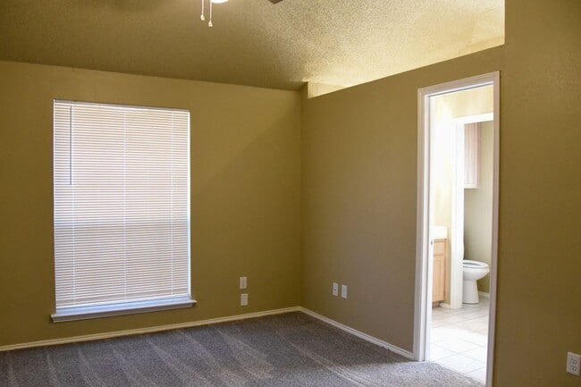 Building Photo - Great 3 Bedroom 2 Bath Roanoke