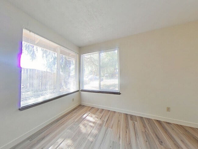 Building Photo - Duplex ~ Close to 9th Street ~ Pet Friendly