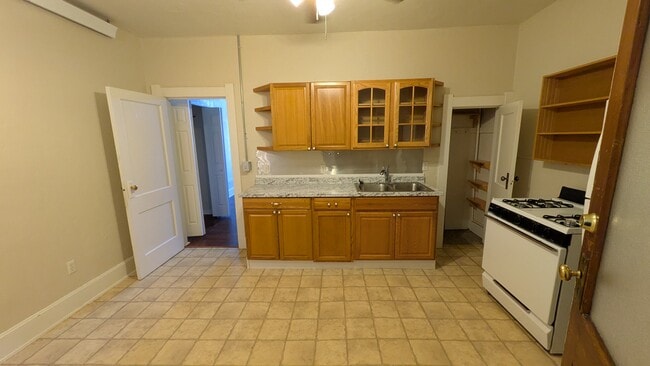 Unit 25 Kitchen to N - Lincoln Hotel Apartments
