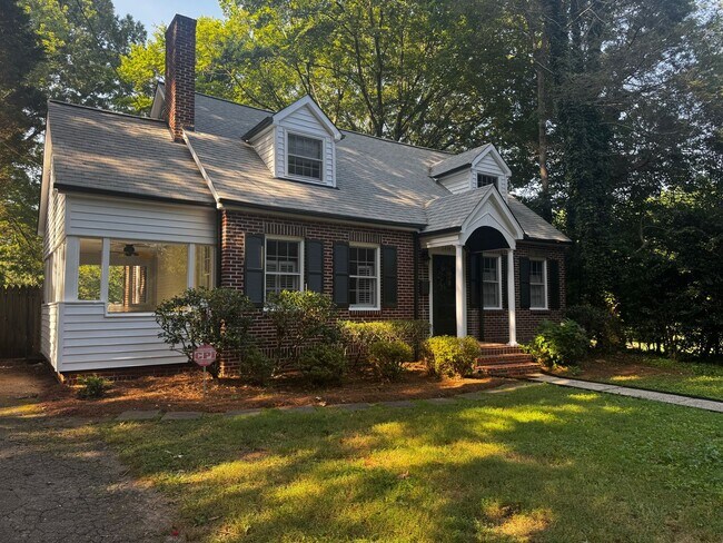 Building Photo - 2434 Rosewood Ave