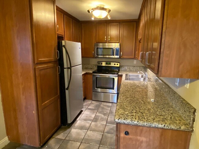 Foto del edificio - 2 bed 2 bath downstairs unit