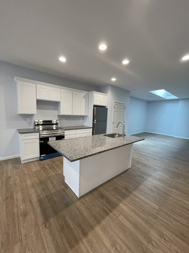 Building Photo - 204 2nd St