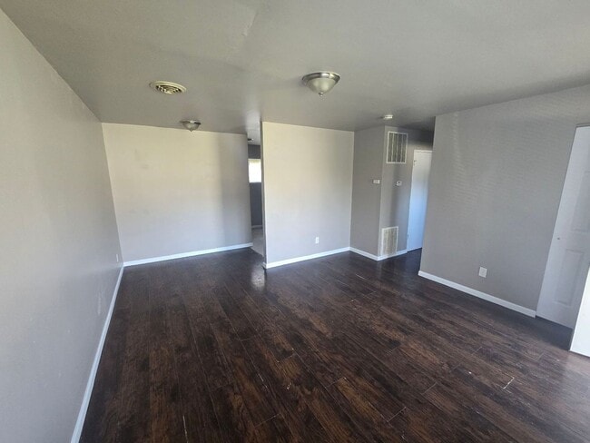 Building Photo - 4 Bedroom Home in Marshalltown