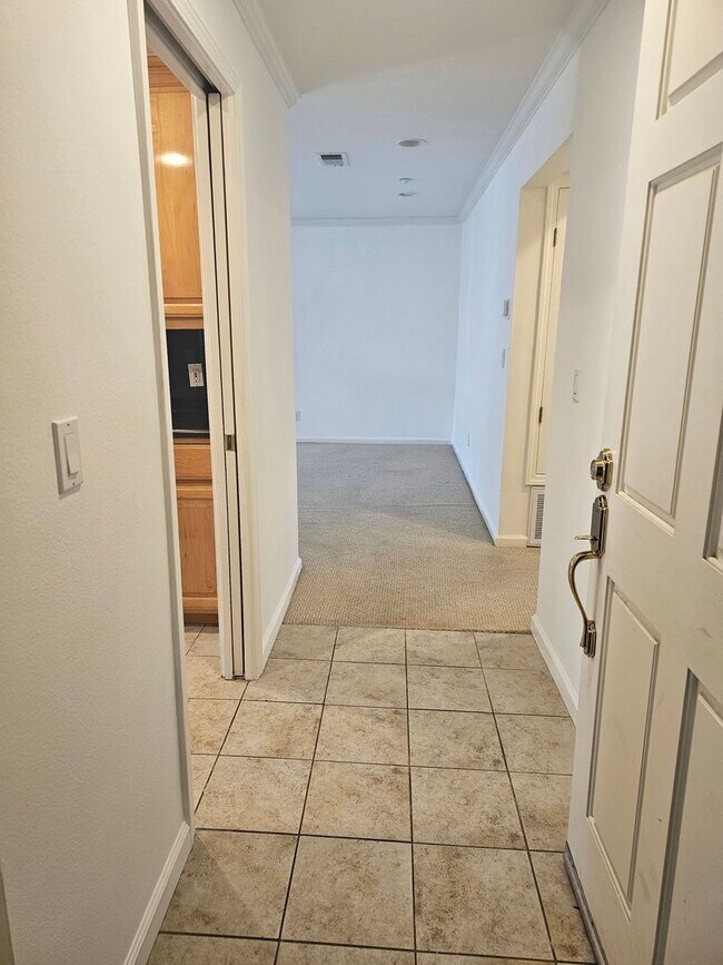 Foto del edificio - CLASSY CONDO - Spacious 1 Bed/1 Bath in Luxurious Setting - MENLO PARK
