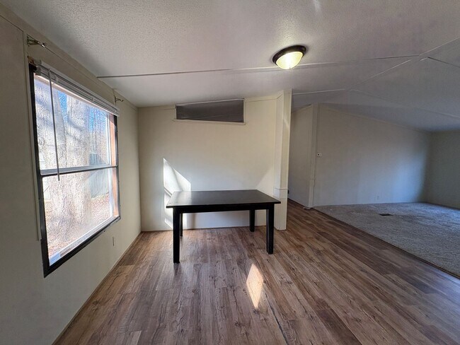 Foto del edificio - Spacious doublewide located in Bedford!