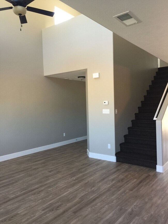 Foto del edificio - Duplex in Suburban Neighborhood