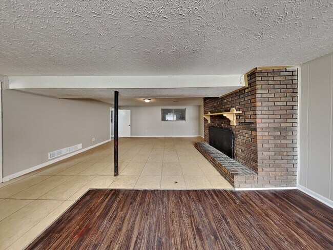 Building Photo - Lease by 9/15 & get Sept rent FREE Nice 4 ...