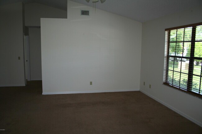 Building Photo - 1220 Ambra Dr