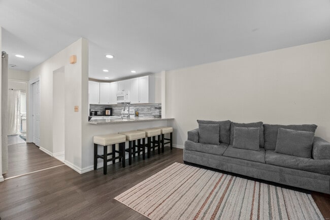 Building Photo - 8 Rose Ln