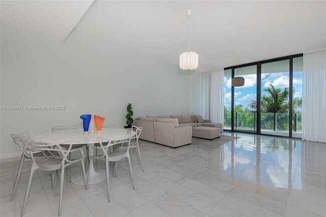 Building Photo - 2821 S Bayshore Dr