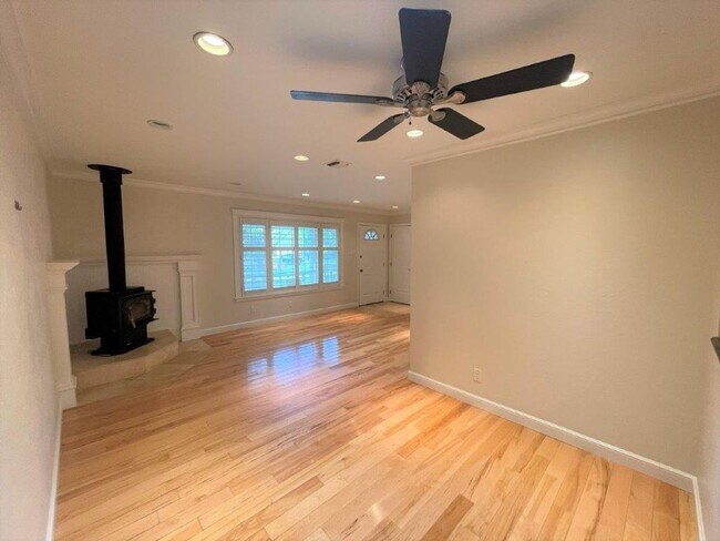 Building Photo - Concord! Beautiful fully remodeled 3 bedro...