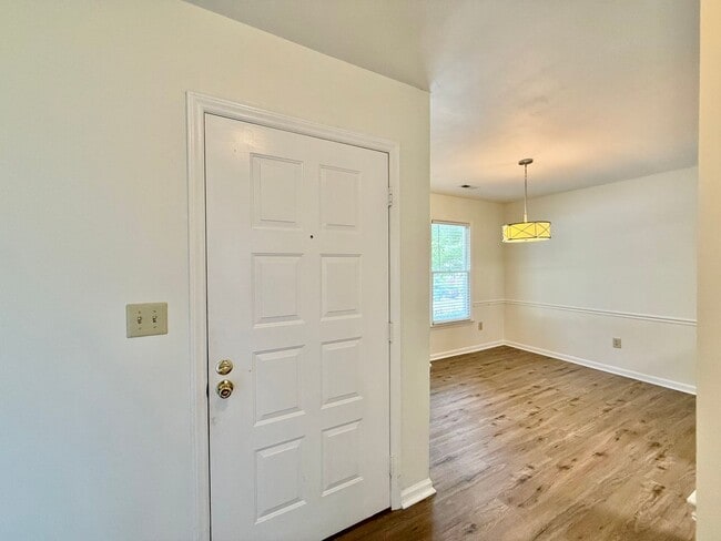 Building Photo - Newly Remodeled 3BD, 2.5BA Townhouse in Ca...