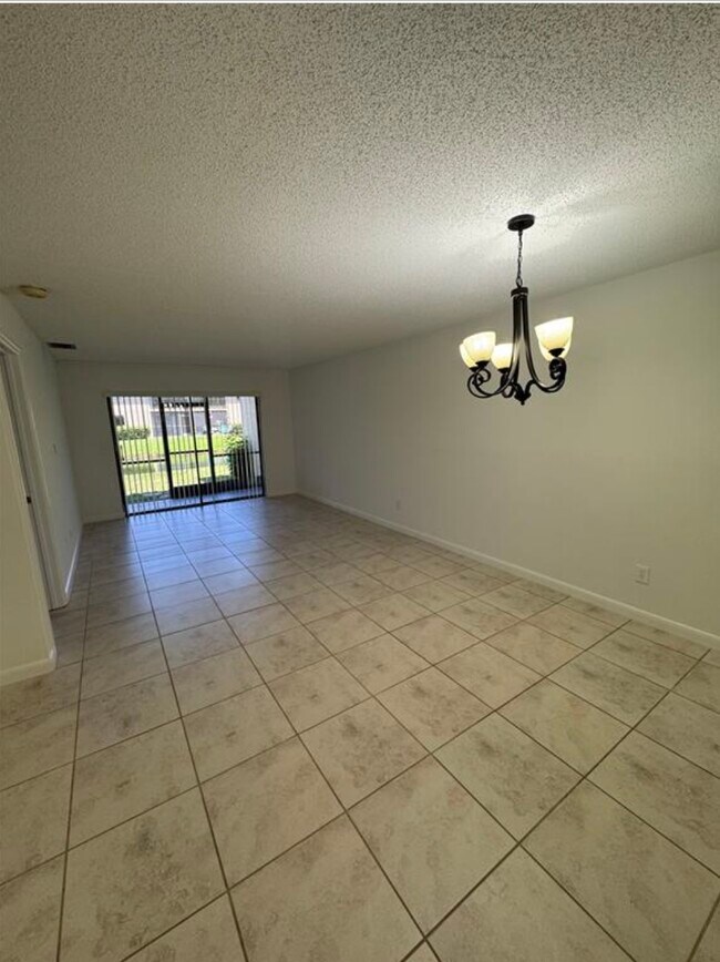 Foto del edificio - 445 Lakeview Dr