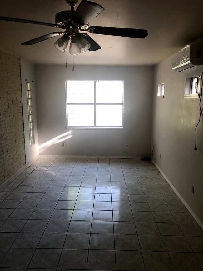 Habitación adicional de 20x11, con aire acondicionado y calefacción propios (sistemas mini split). - 601 E Williamson Ave