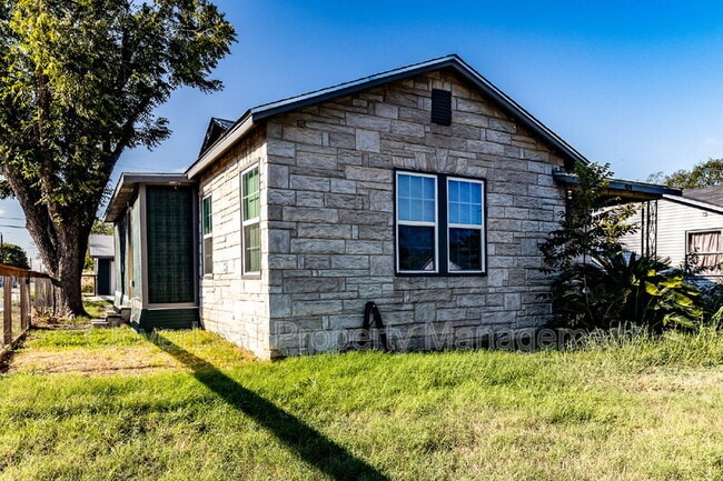 Building Photo - 454 Astor St