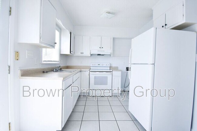 Foto del edificio - 2105 Grand Prix Dr