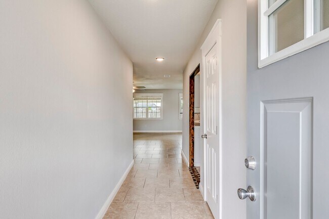 Building Photo - 2307 Traverse Dr