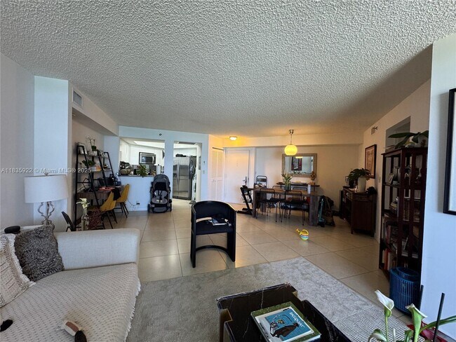 Foto del edificio - 6767 Collins Ave