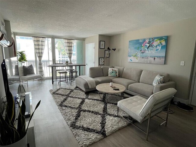 Foto del edificio - 720 Bayshore Dr