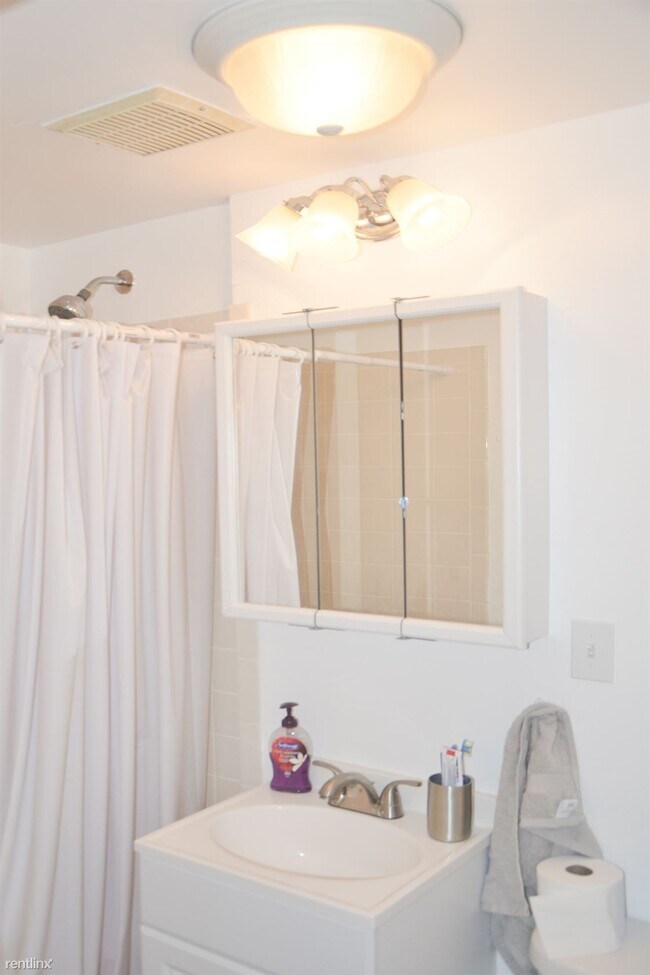 Foto del edificio - Studio, 1 bath  - 270 Newbury St Apt 9