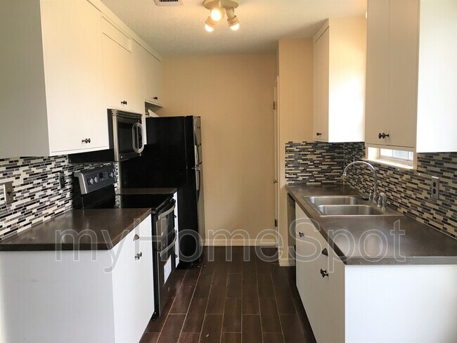 Foto del edificio - 634 Bocage Rd