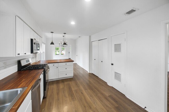 Foto del edificio - 3 Bedroom and 2 Bathroom located in Highla...