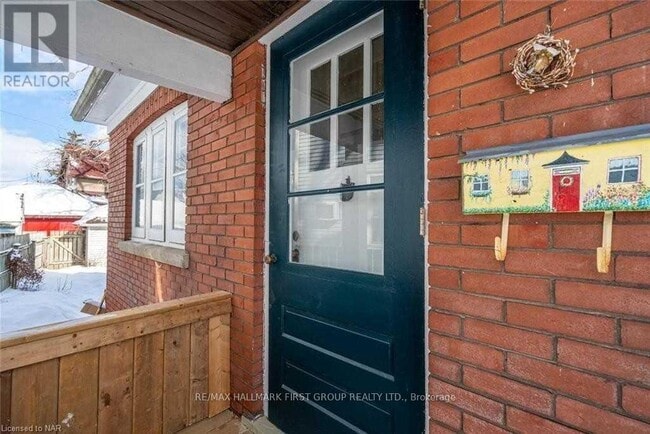 Building Photo - 4697 McDougall Crescent