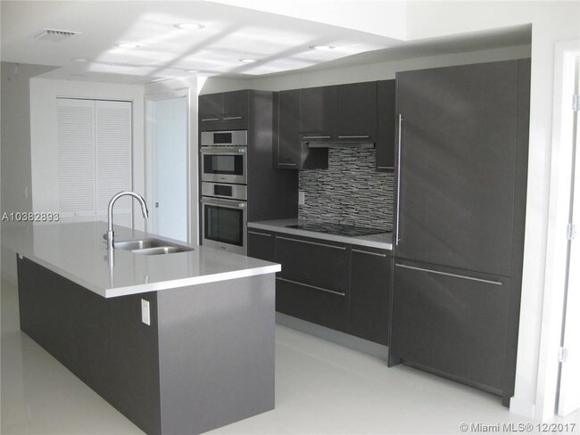 Foto del edificio - 7751 NW 107th Ave