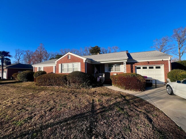 Building Photo - Lovely mid-century brick ranch on a beauti...