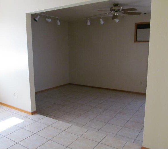 Building Photo - 316 Circle Dr