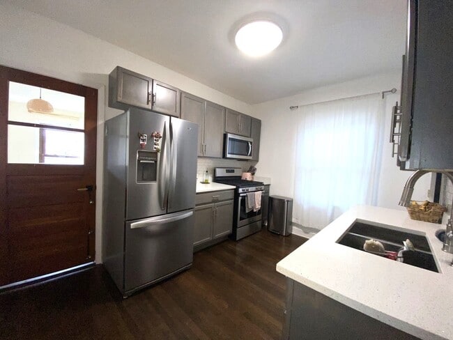 Foto del edificio - 5919 W Warwick Ave