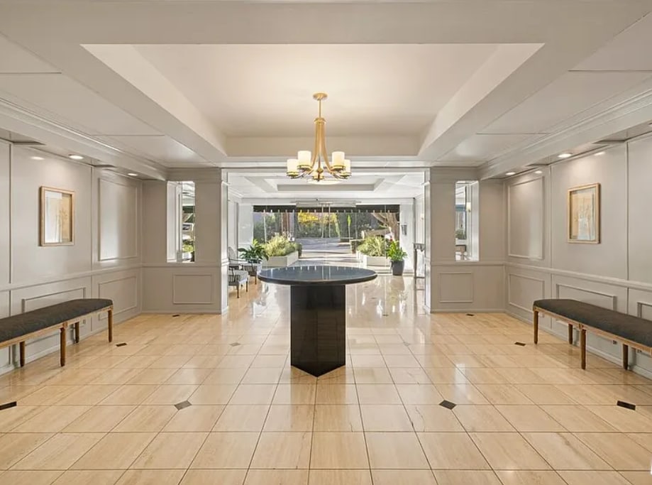 Foto principal - 906 N Doheny Dr