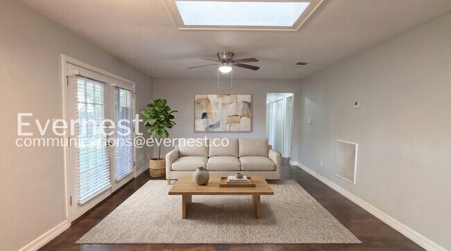 Foto del edificio - Limited Time Special Offer / 4 Bed, 2 Bath Home with Garage / Pet-Friendly / Available Now!