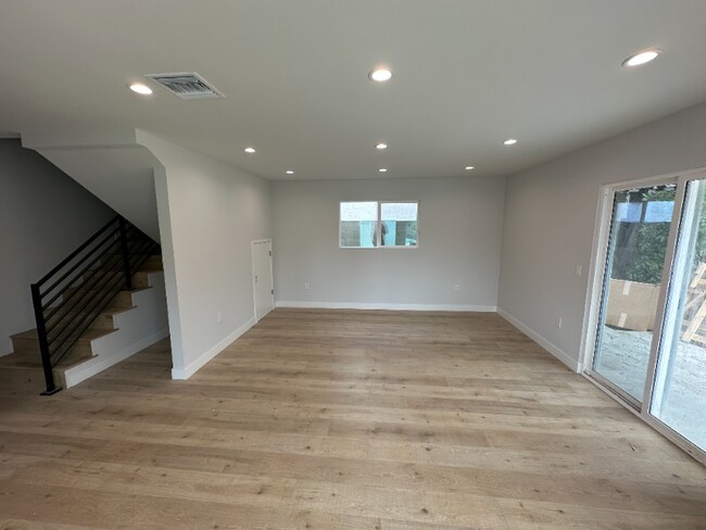 Foto del edificio - 6251 Longridge Ave